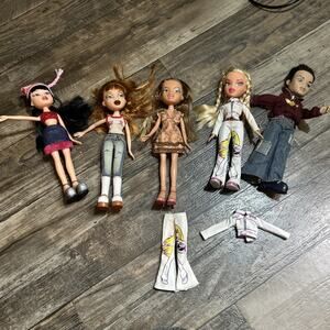 Lot Of 5 Bratz Dolls With Clothes